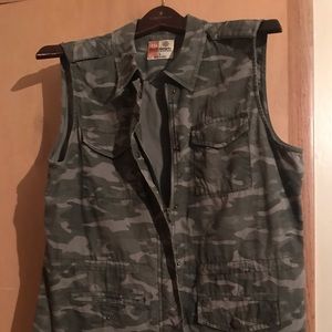 Women’s Ruff Hewn Camouflage Vest